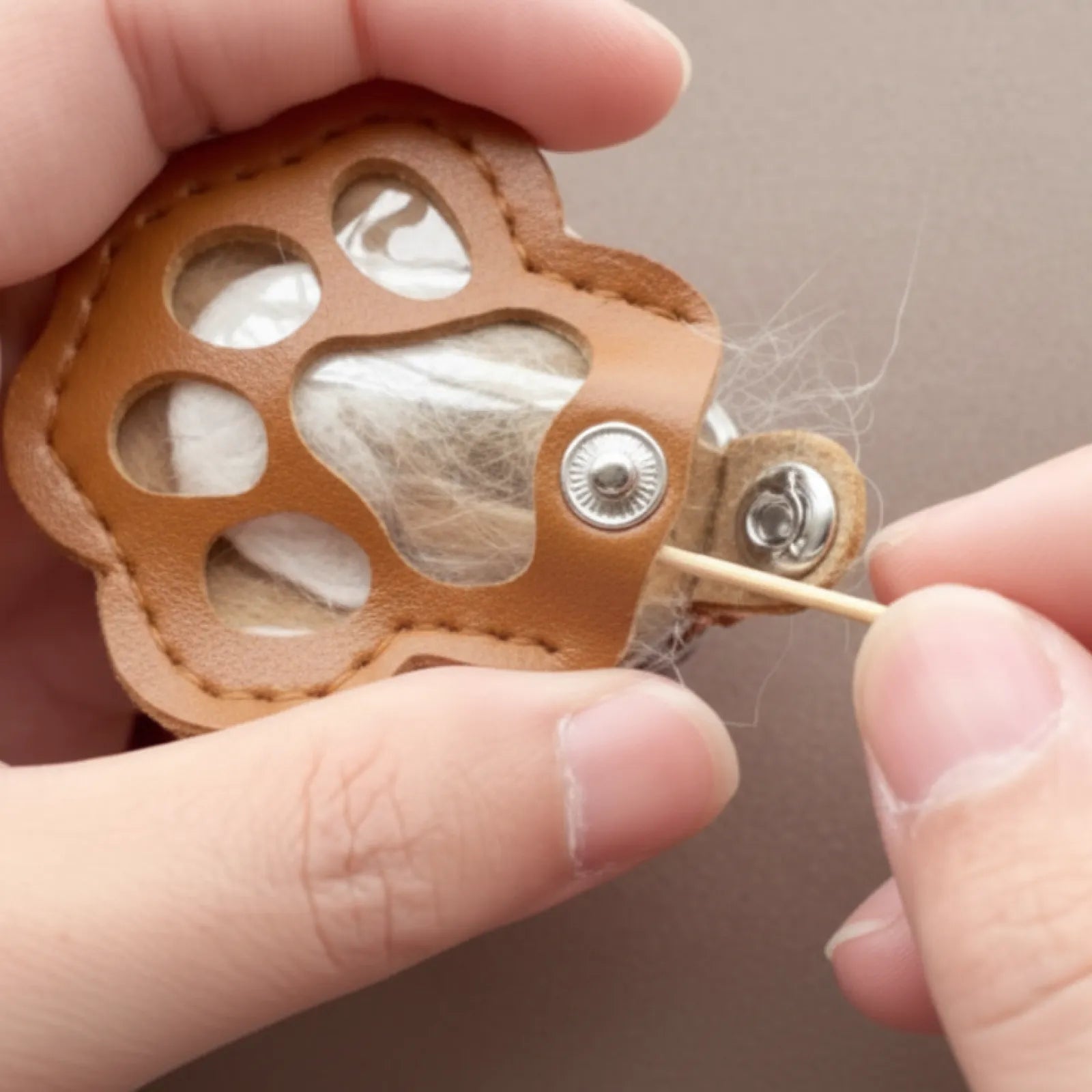 Leather Pet Hair Keepsake Keychain – Paw Print Memorial Pendant & Hair Storage Holder, Souvenir Gift for Cat & Dog Owners