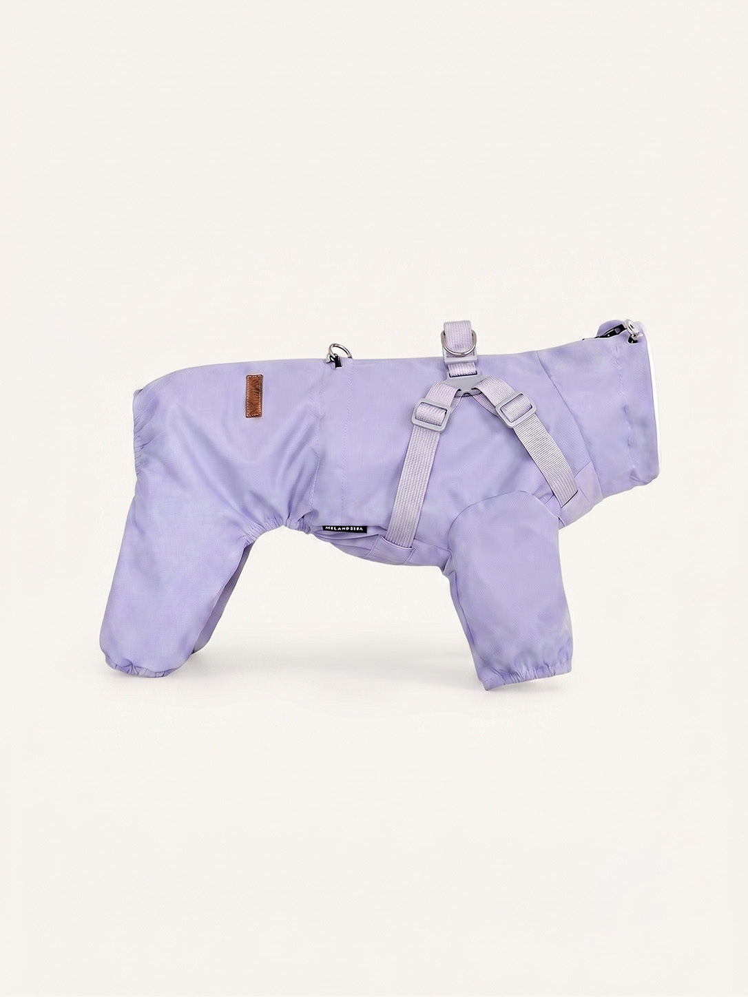 Side view of a lavender dog walking coat showing adjustable harness straps and zip closure Imagen principal del producto